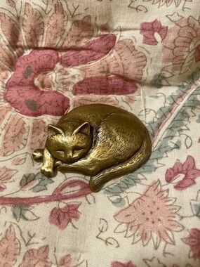 Vintage Sleeping Cat Brooch- Gold toned- JJ signed